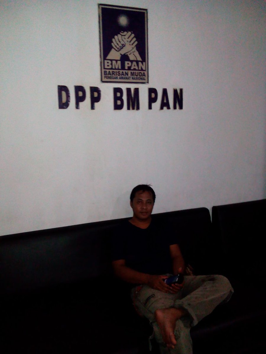 arief200's tweet photo. "Beri aku 10 pemuda maka kan ku goncang dunia" @ZUL_Hasan @baroy_b  @hattarajasa https://t.co/uprDTrpGH0