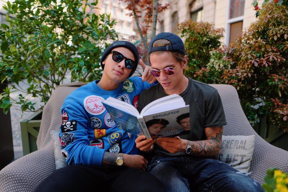 BenjieFede's tweet photo. Oggi "Vietato Smettere di Sognare" compie 1 anno!  🎉 Oltre 100 mila copie, e ancora tanti sogni nel cassetto.. https://t.co/o2K21cTFhk