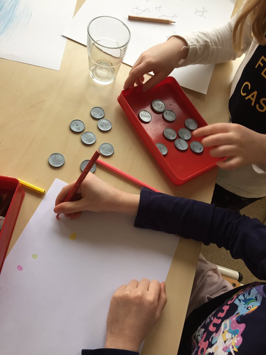 JeanetteArvid's tweet photo. Problemlösning - man kan tänka och räkna på många olika sätt... 😉 #förskoleklass #fklass #Villanskolan #malyft https://t.co/NIsuLrmqJO
