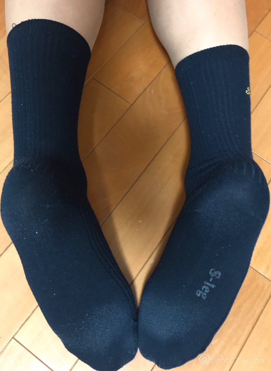 tights12's tweet photo. 紺ソックス！😜

なんかこれ履いたの2年振りとかかな〜？(*ˊ˘ˋ*)

これ履いて学校行ってたんですね〜ʬʬ
てか脚太っ😂😭

紺ソいろんな丈のやつあるんで、まだまだ行きますよ〜〜？👍🏻

てか足裏汚い！！！ʬʬ https://t.co/qYYRD6xAXv
