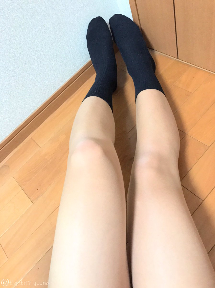tights12's tweet photo. 紺ソックス！😜

なんかこれ履いたの2年振りとかかな〜？(*ˊ˘ˋ*)

これ履いて学校行ってたんですね〜ʬʬ
てか脚太っ😂😭

紺ソいろんな丈のやつあるんで、まだまだ行きますよ〜〜？👍🏻

てか足裏汚い！！！ʬʬ https://t.co/qYYRD6xAXv