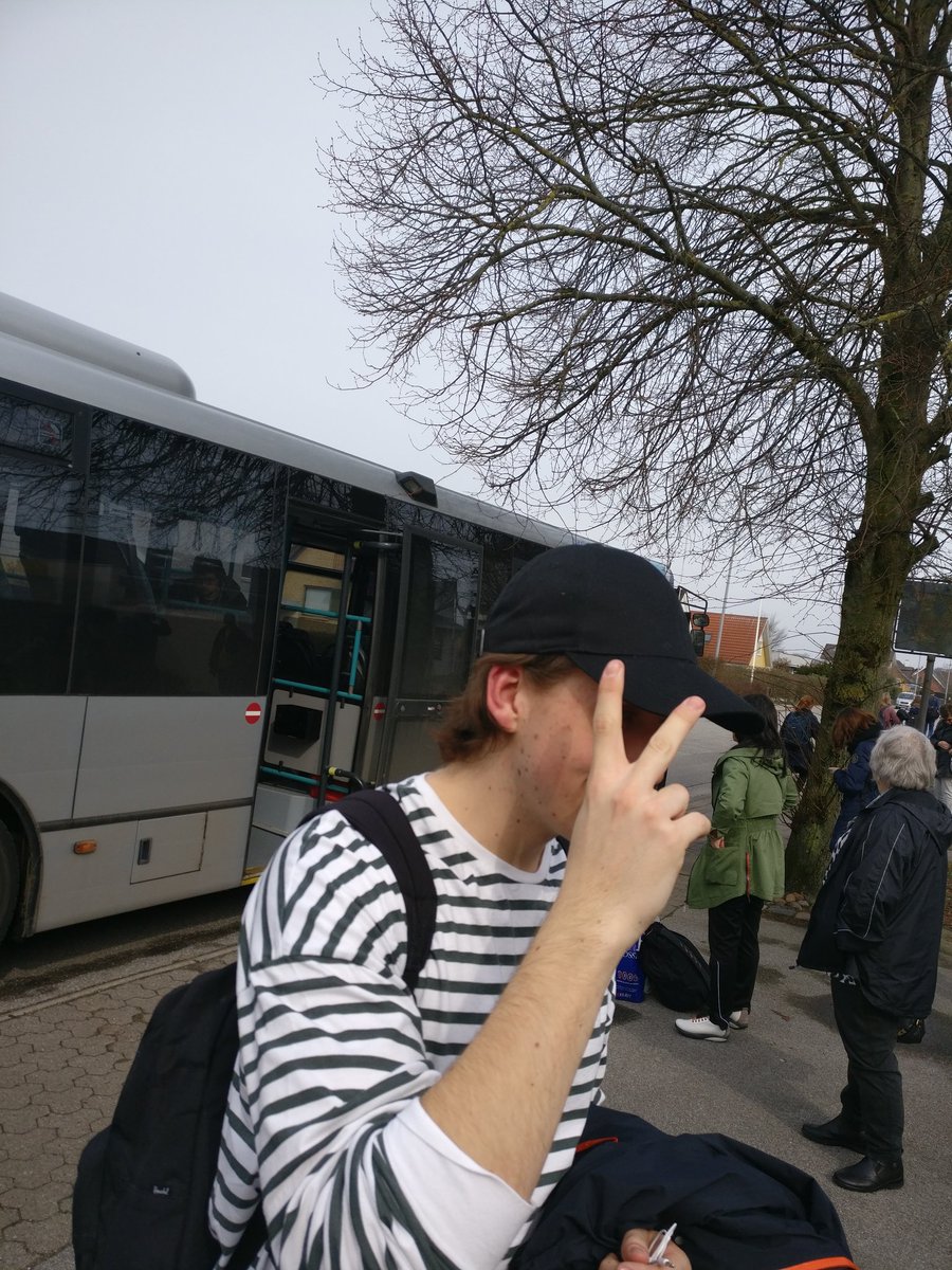 ThatGuyError404's tweet photo. Når en bus går i stå og venter på en ny #fedtliv https://t.co/H6Celj9bht