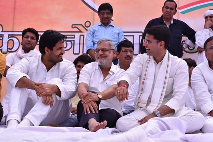AshokChandnaINC's tweet photo. Massive response of #Hallabol rally and protest demanding farmers loan waivers. @ashokgehlot51 @SachinPilot @drcpjoshi @RajaBrar_INC https://t.co/eFy6hGLtYC