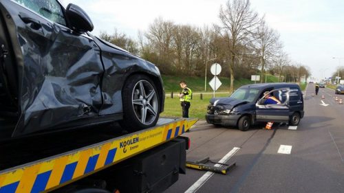 Bekijk: Auto's botsen op Rondweg Emmen | Het laatste nieuws altijd het eerst..: nudrenthe.nl/autos-botsen-o…
