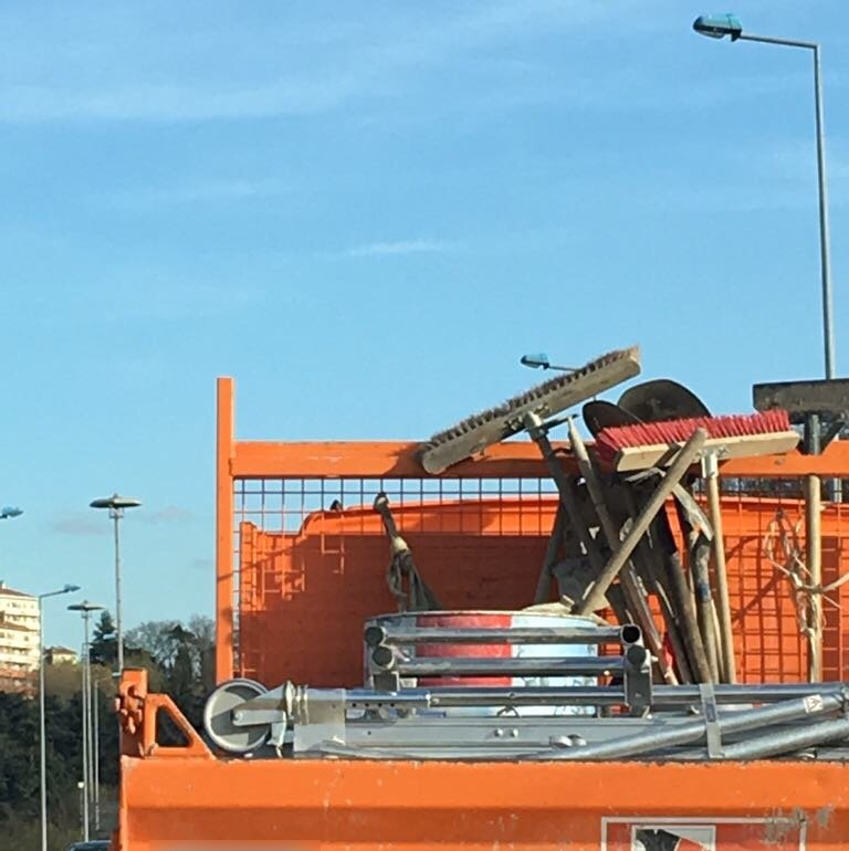 Tubesca_Comabi's tweet photo. Un #échafaudage roulant permettant d'atteindre 4,8 m de hauteur de travail s'est caché dans cette photo, saurez-vous le retrouver ? 😜#XTower https://t.co/YwMzSkutof