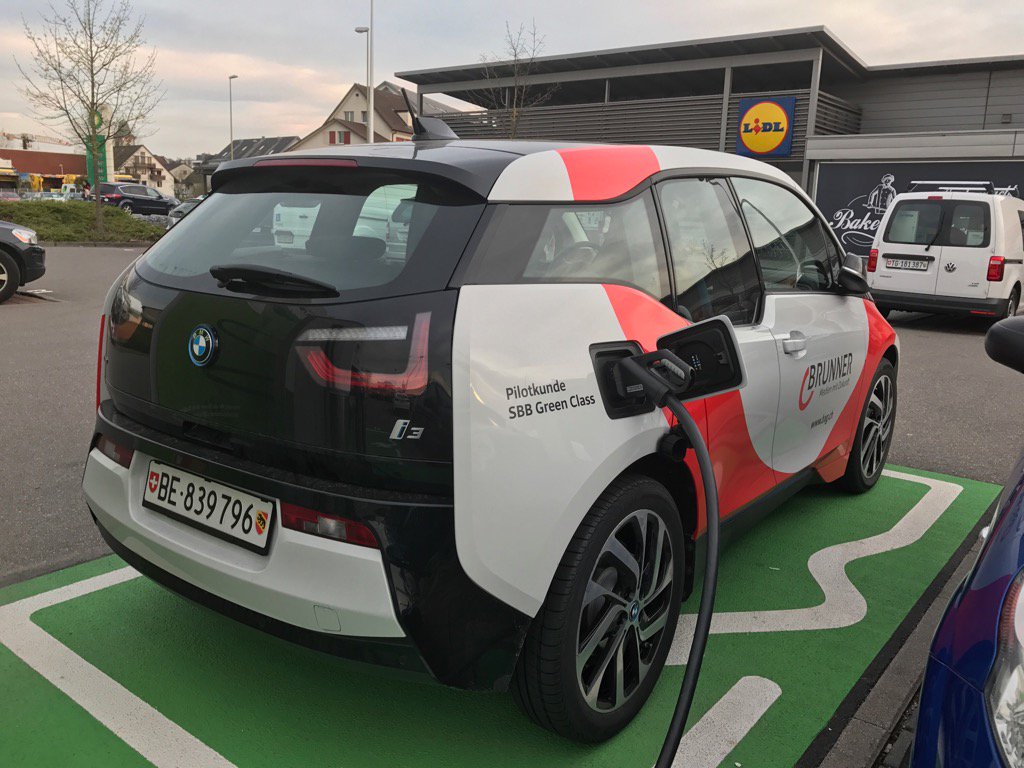 hegglin's tweet photo. Danke, #Lidl, für den #Gratisstrom in #Kloten 👍 #BMWi3 #SBBGreenClass https://t.co/evG4x0CRa2