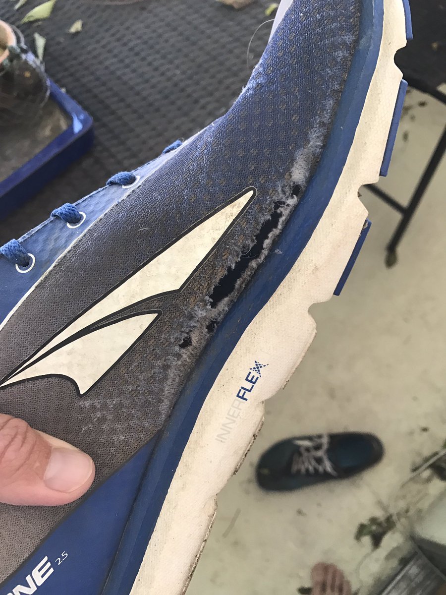 trail_flow's tweet photo. @mr_johansson @AltraRunning That happens to all their shoes- on the trail with downhills it's one thing, but on the roads? The soles are 👌 https://t.co/RU3yYAgIU4
