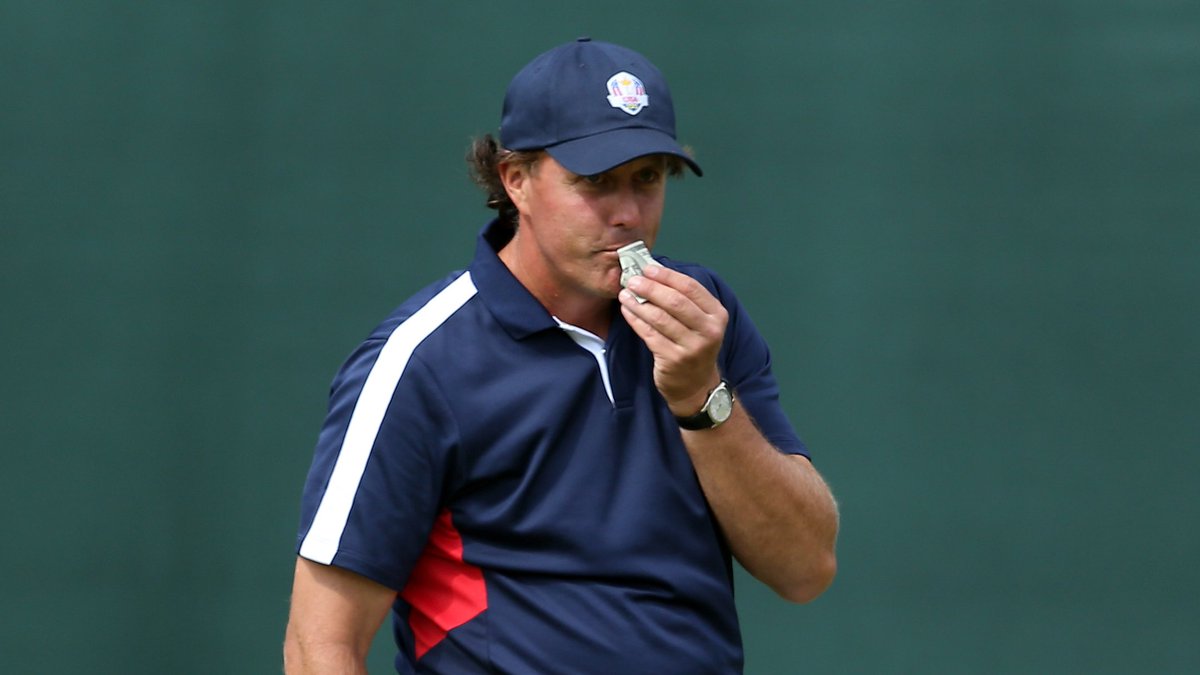 Report: Phil Mickelson paid close to $2 million in gambling debt back in 2012 - bit.ly/2nrip9H 👀 https://t.co/fNZNLQqueI