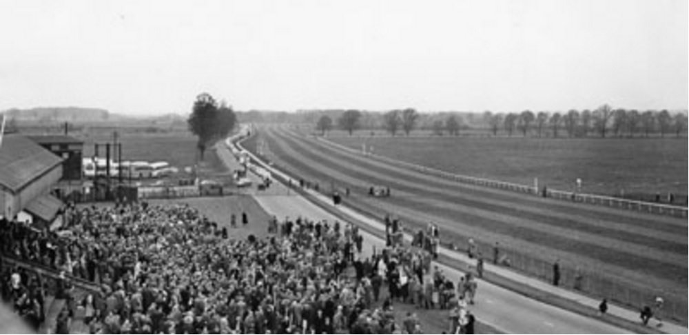DoncasterRaces's tweet photo. Did you know the Lincoln Handicap was originally called the Lincolnshire Handicap & run over 2 miles at Lincoln in August 1849? #LincolnFact https://t.co/PYHxXbdWHT