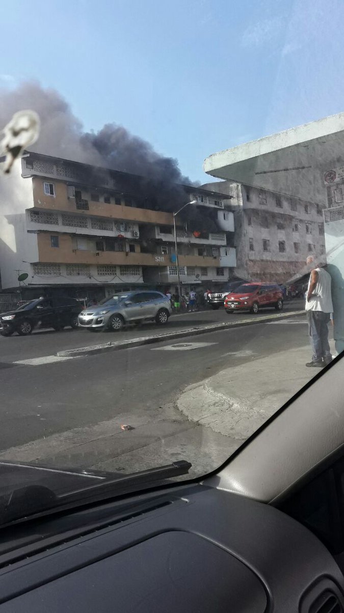 DiaaDiaPa's tweet photo. #ELPaisDD @TraficoCPanama  Incendio en uno de los edificios en San Miguel, la Ave. Nacional se mantiene cerrada https://t.co/n9VGLxAhFQ
