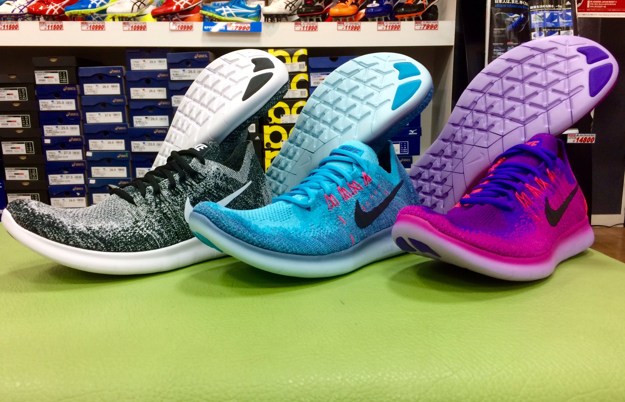 ステップスポーツ静岡店 ナイキフリーランフライニット17 大人気商品のnewモデル出ましたーー 長距離良し ダッシュ良し 普段履き良し ぐにゃっと曲がるソールで 足のトレーニングにも ぜひお試し下さい 1枚目 メンズ 2枚目
