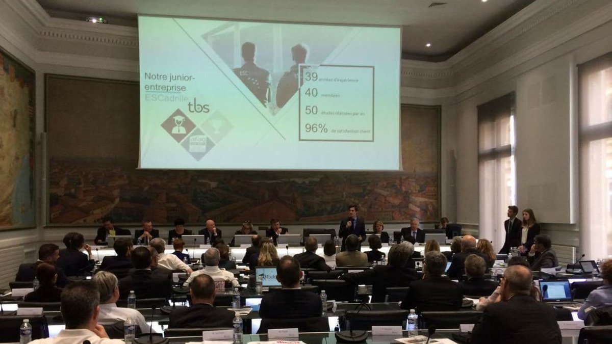 ESCadrilleTlse's tweet photo. Présentation de notre Junior-Entreprise devant l'assemblée générale de la @CCI31 Merci à eux pour cette opportunité! https://t.co/hq1ovlXhx0