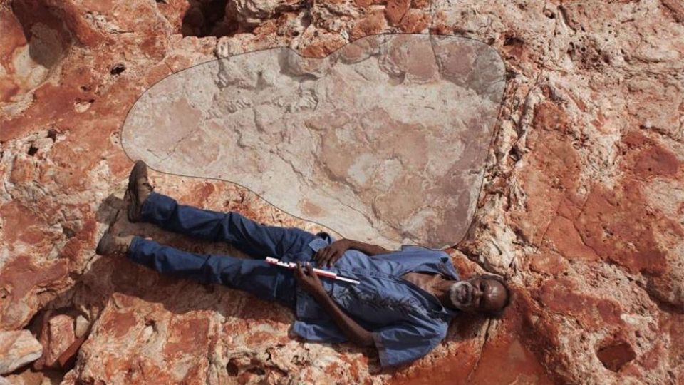WestAustralia's tweet photo. The world's biggest dinosaur footprint has just been unearthed in @WestAustralia and it's a whopping 1.7m! https://t.co/bxbRoBWzkO https://t.co/gEmxnXx9x4