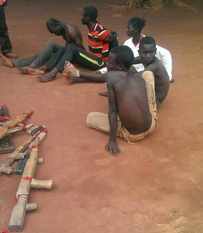 habariRDC's tweet photo. Retweeted  @MUKALENGM 
Musumba, dans le #Lualaba : les #KamuinaNsapu arrêtés à Kambamb présentés au palais de Mwant Yav. #RDC https://t.co/Tov4e9i1Vy