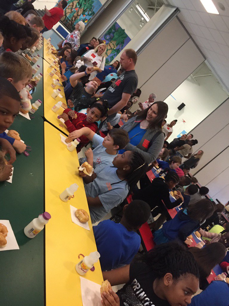Payne1Andrea's tweet photo. Enjoying Honors breakfast for 3rd nine weeks!! @TweetDCS_OES https://t.co/EwWQWQZNfj