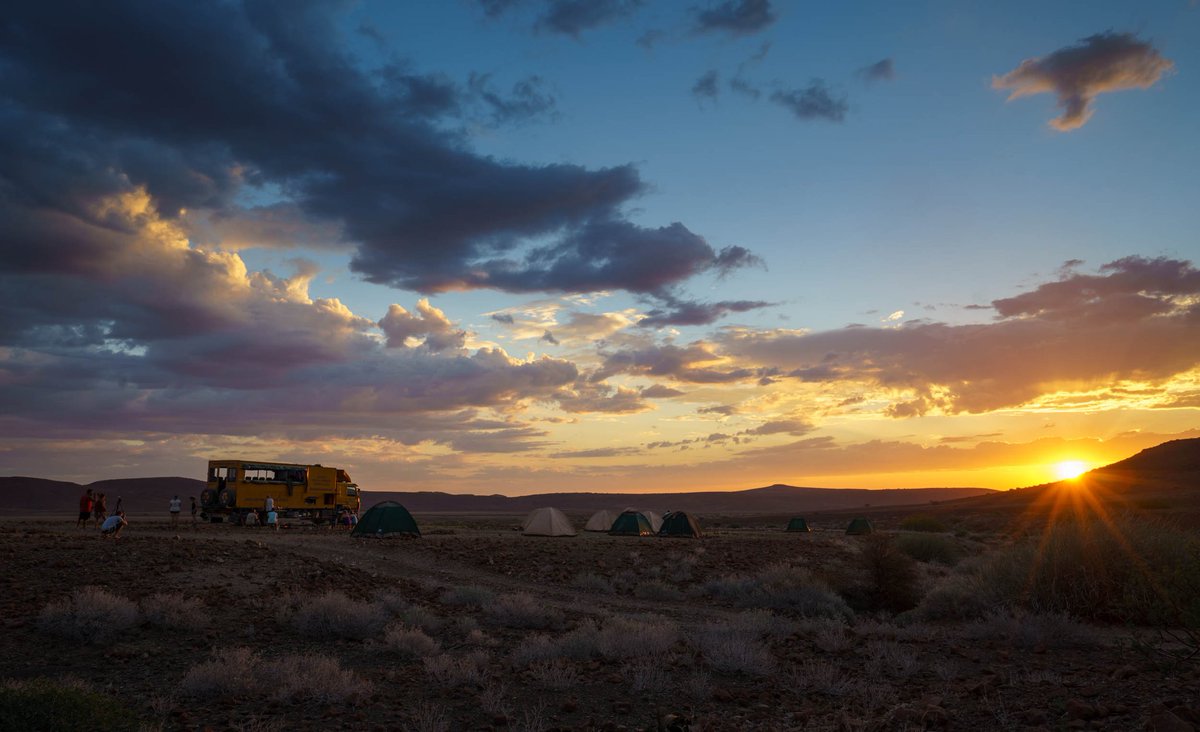 This is what overlanding is all about, camping in the Namibian desert with good friend on a proper adventure.

#oasisoverland #overlanding