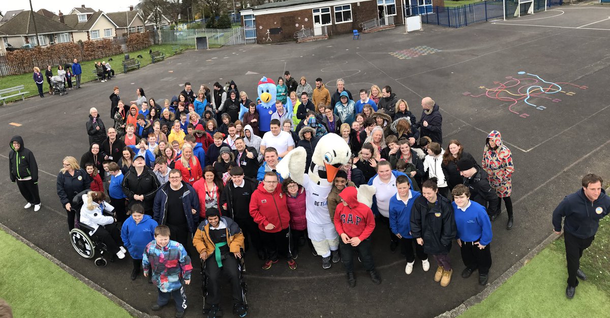 HitsSWalesNews's tweet photo. Some people wanted to say hello to you Siany! It's @Ysgolpenybryn 🙌

#autismawarenessweek 💜💖💜💖 https://t.co/7SvUOvTwqa