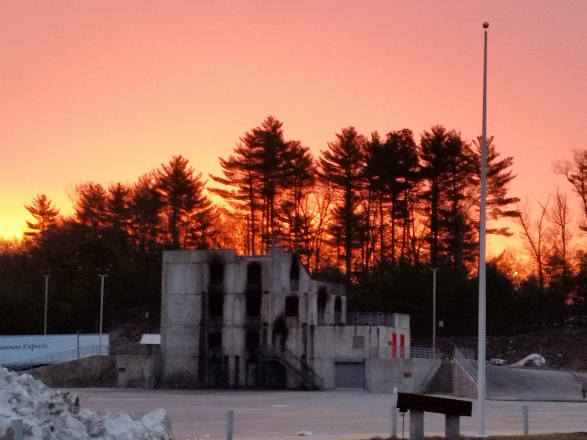 timdex91's tweet image. "@MassDFS: Brings back memories of MFA Class 142. Sunrise behind the #MFA #BurnBuilding in #Stow this morning. https://t.co/m0dahdSXtg"