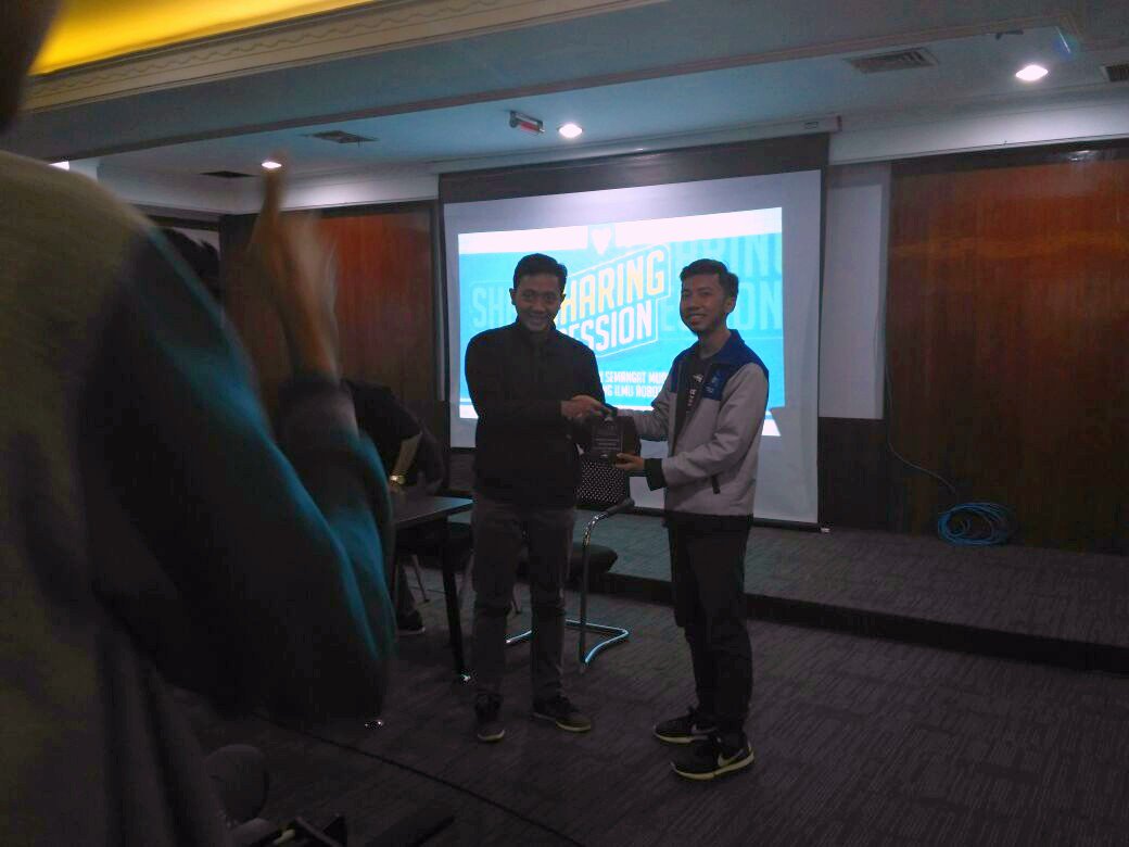 UIRoboticsTeam's tweet photo. Terima kasih Universitas Pertamina atas kesempatan sharing session mengenai UKM Robotika UI
#robotika #robot #technology https://t.co/dQks5lzu8Q