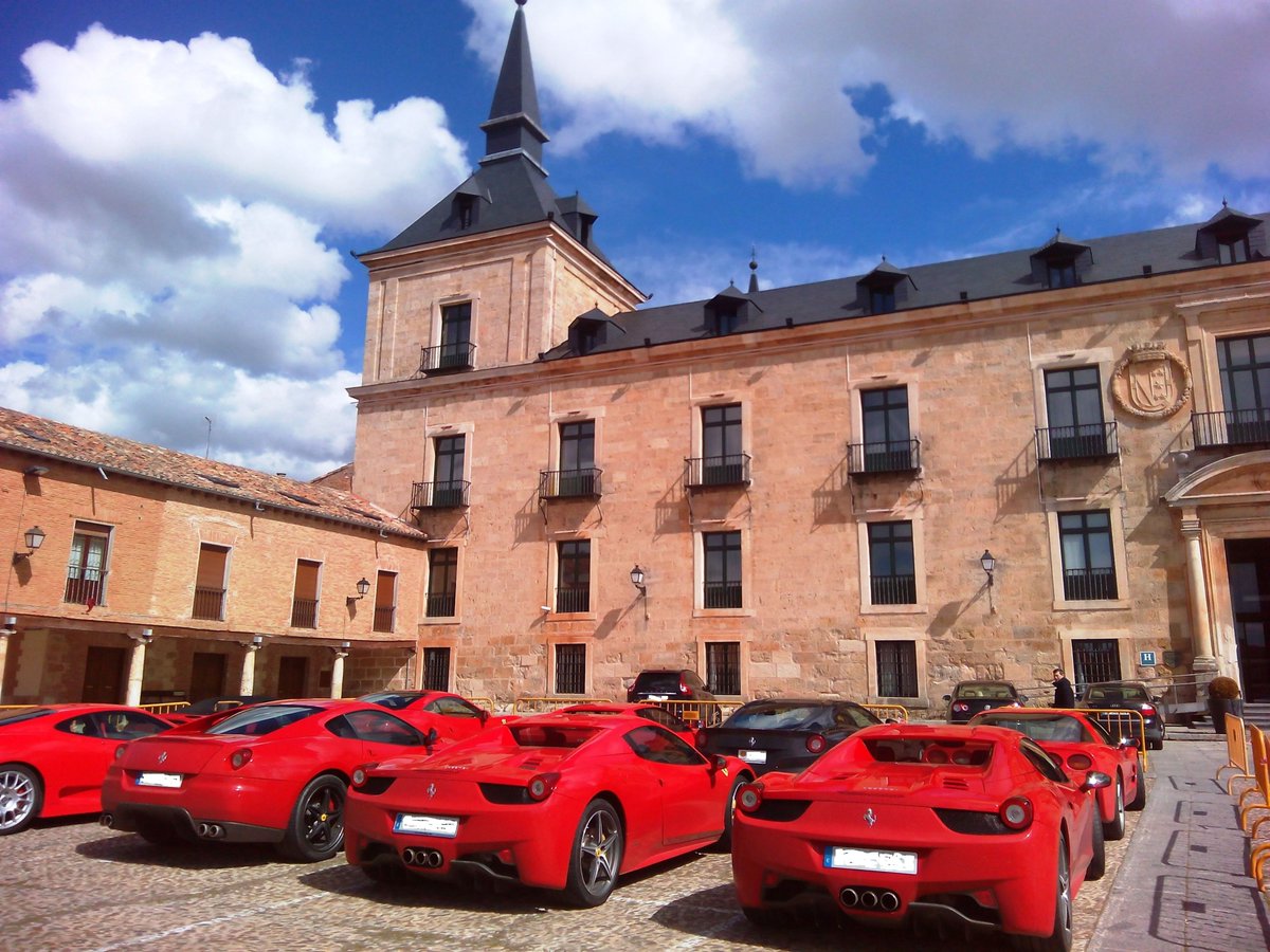 LermaTurismoCIT's tweet photo. Después de 400 años otro "tipo de caballos" pasean por la plaza del Duque de #Lerma #Lerma20XVII @AYTOLERMA @lermahoy @andaonda @CyLesVida 🚗 https://t.co/gcoDrEkyTS