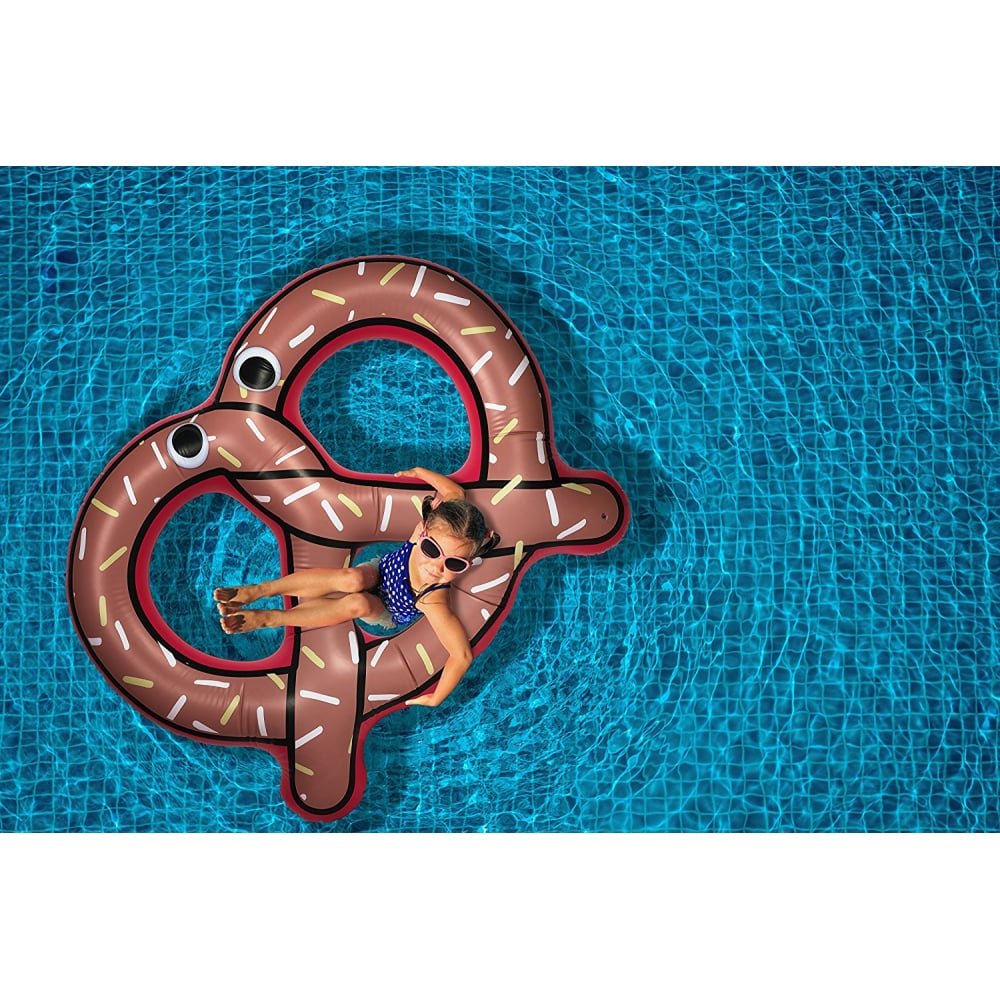 PinkSumo's tweet image. Ease out any knots in the pool by relaxing on this giant inflatable pretzel. #gifts #sunshine &amp;gt;&amp;gt; bit.ly/2oh8Opi
