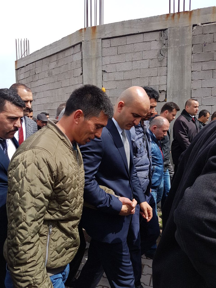 #ÜlküOcakları Genel Başkanımız <a href="/OlcayKilavuz/">Olcay Kılavuz 🇹🇷</a> Fadimana Halisdemir Anamızın Cenazesinde Şehidimiz Ömer Halisdemirin Kardeşi ile