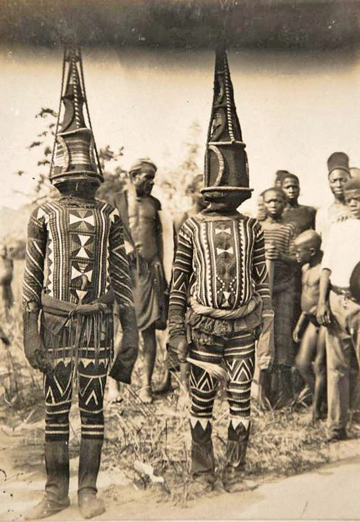 山田英春 Twitterren セルクナム族は尖り頭の扮装が個性的なのだが 他にとんがり頭の民族衣装としてはこのナイジェリアの Kwoho Dancer というのも面白い 古い絵葉書 Kwohoというのは部族名ではないようなので 祭礼の名前かしら