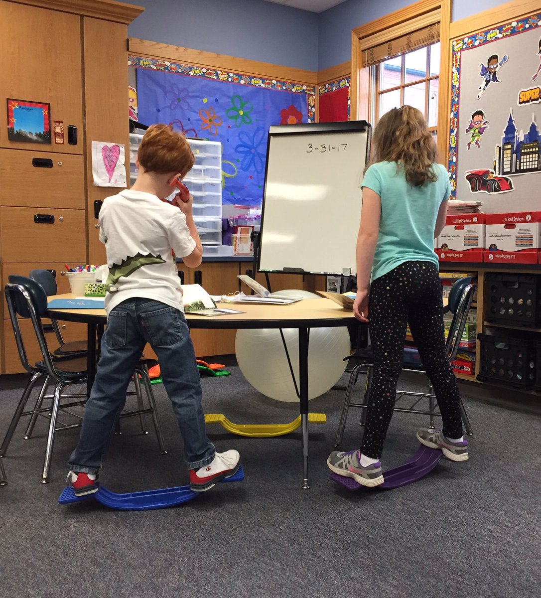 IkePowerLab's tweet image. Reading on balance boards helps us focus. @ikepride @usd207