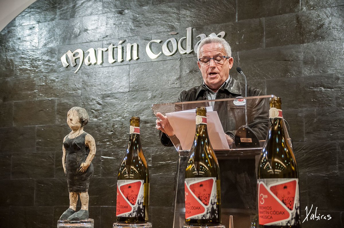 prmartincodax's tweet photo. Cada finalista dos #PrMartínCódaxMúsica levará a casa uno destes botellóns de @BodMartinCodax https://t.co/mzc3xDzuZo