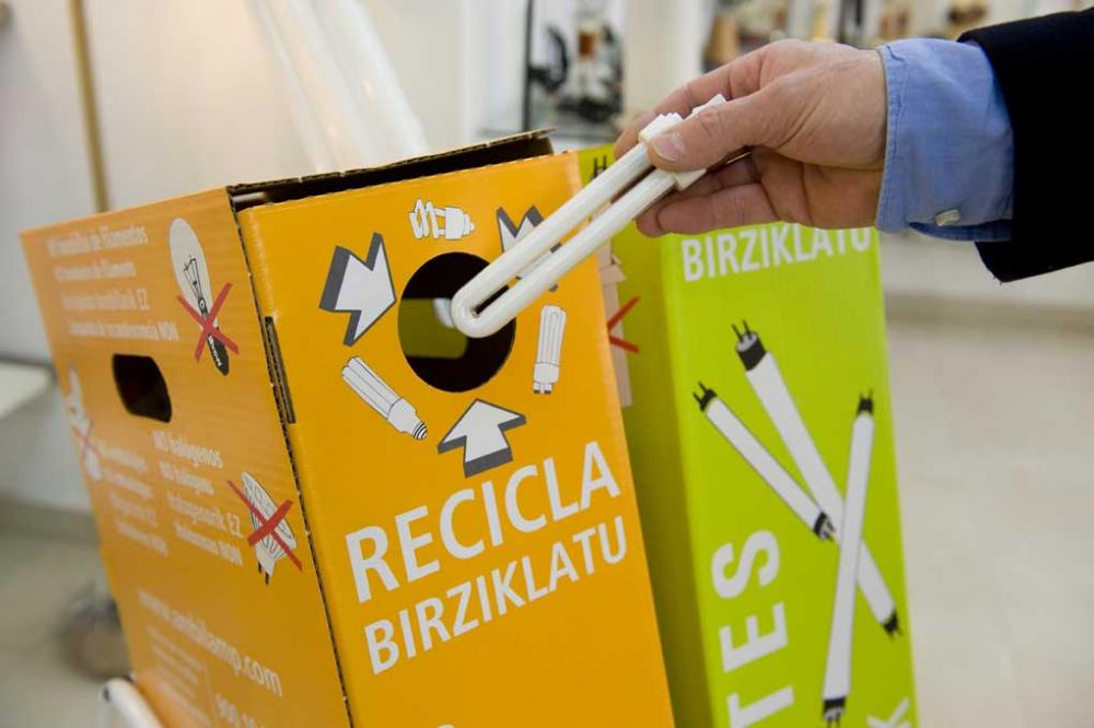 ambilamp's tweet photo. #DaniyFlo25 las bombillas de bajo consumo y fluorescentes NO se tiran a la basura, se reciclan en estos contenedores https://t.co/5SzfSvpgbr https://t.co/ZqWDCkPGvM