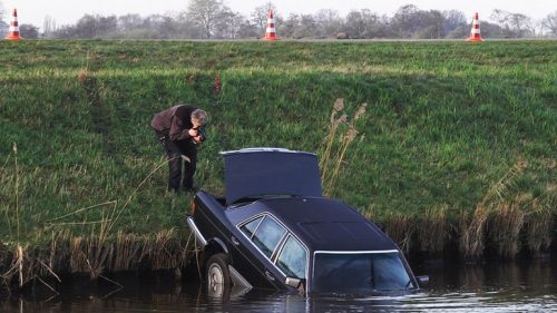 Bekijk: Lichaam gevonden in auto Stieltjeskanaal | Het laatste nieuws altijd het eerst..: nudrenthe.nl/lichaam-gevond…