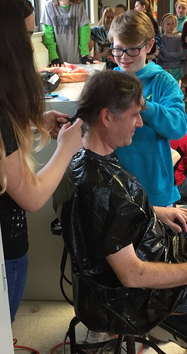 goMercerEagles's tweet image. Check out that smile as he gets to cut his teachers hair!  Loving that Mr. Schirmer is such a great sport! #testmotivation @FHSchools