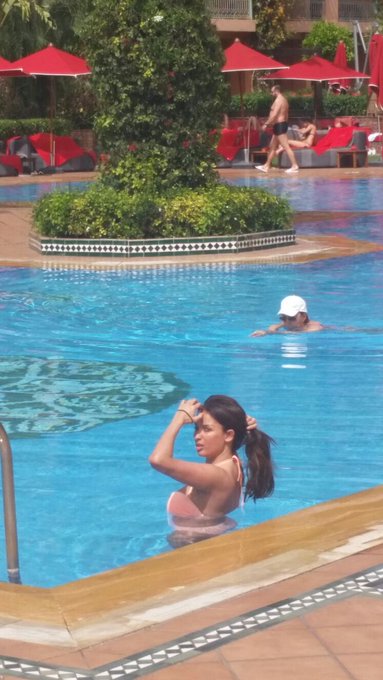 At the pool ? https://t.co/mJZZfrLVKb