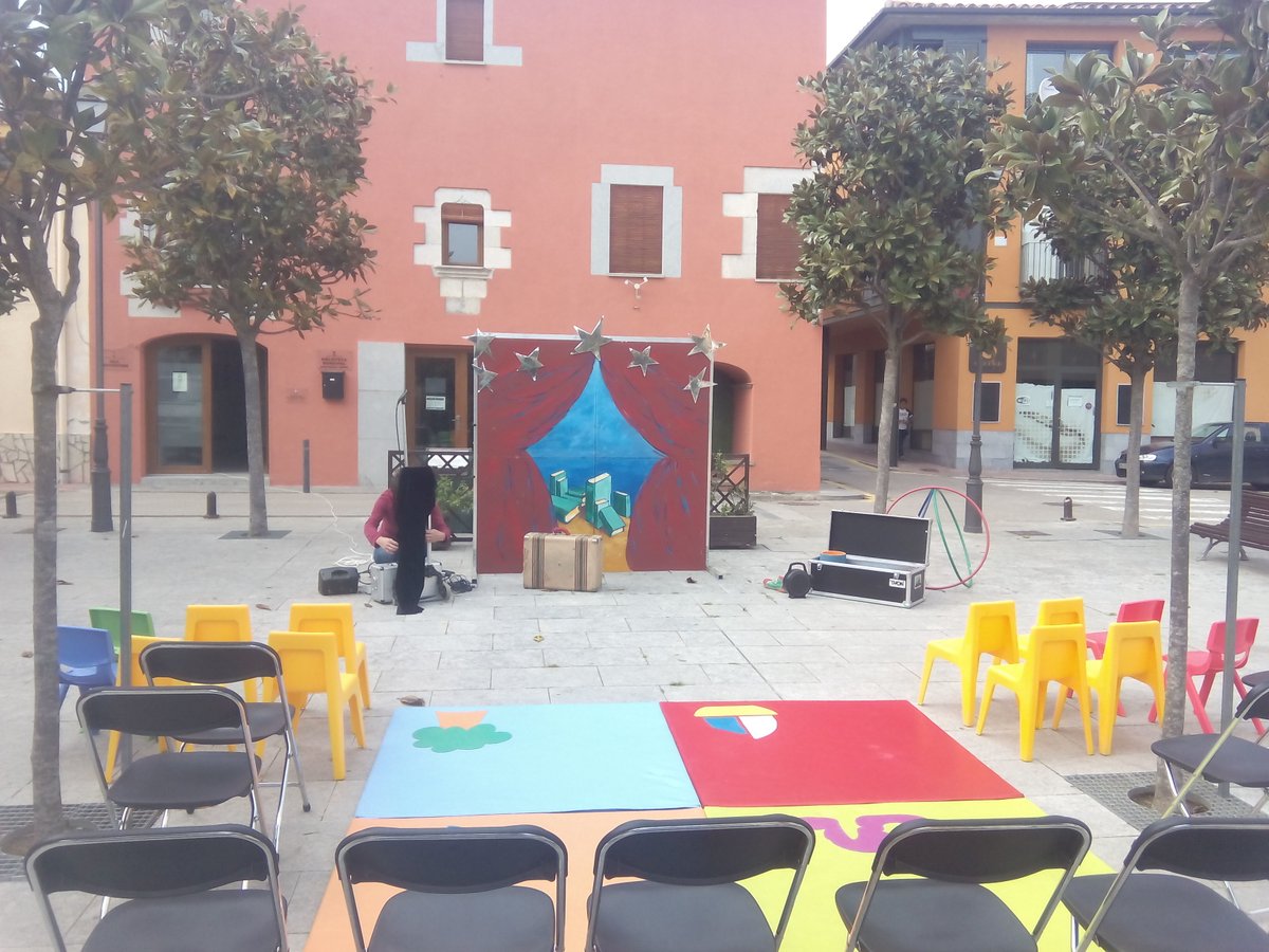 BibRiudellots's tweet photo. Avui ens estrenem a la plaça fent #circ amb la cia. @KATRASKAcia i l'espectacle "Peripècies a la biblioteca", t'esperem! https://t.co/CRuxrPDKvQ