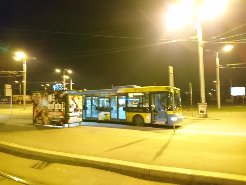 BaseSK's tweet photo. Keď prestup z #R613 #ZSSK do autobusu nočnej linky N1 #DPMK vyjde "#justright". 👌 👍 #Košice #vlak #train #autobus #bus #MHDKošice https://t.co/vplPXRD5Mb