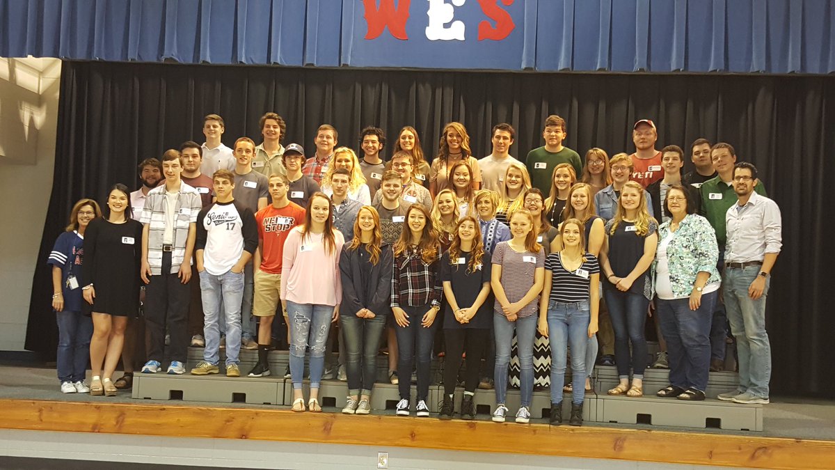 GeneralsGirod's tweet photo. So wonderful to see all these awesome  Heritage Seniors! #classof2017 #hhsgenerals #hhsseniors https://t.co/l4x4o7VFYg