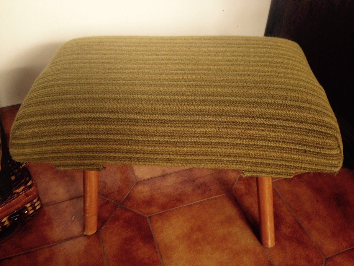 Tabouret #vintage dans son jus. Une belle pièce qui se rajoute au stock de la futur #boutique en ligne "Vintage station" / #decoration