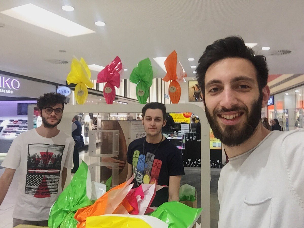 rotaractrdb's tweet photo. Presenti anche noi a dare una mano all'associazione Ail per combattere le leucemie, passate a trovarci 😉😘 https://t.co/JgBsQNGxGK