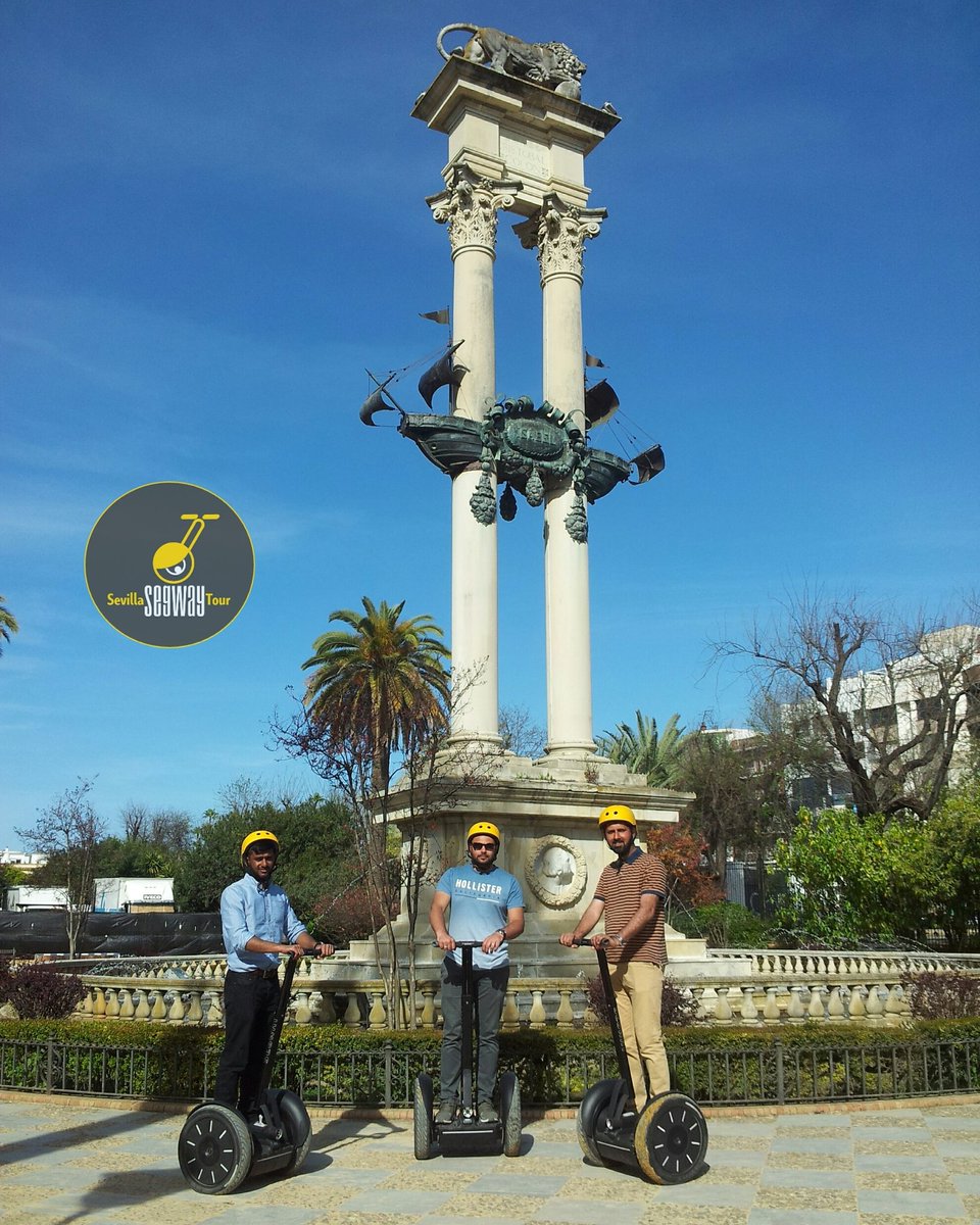 SevillaSegway's tweet photo. Londinenses #uk🇬🇧 en el monumento a Colón sevillano
#CascosAmarillos recorren la ciudad de manera segura, respetuosa y ecológica ! #SST #SEV https://t.co/xWKn8dClQE