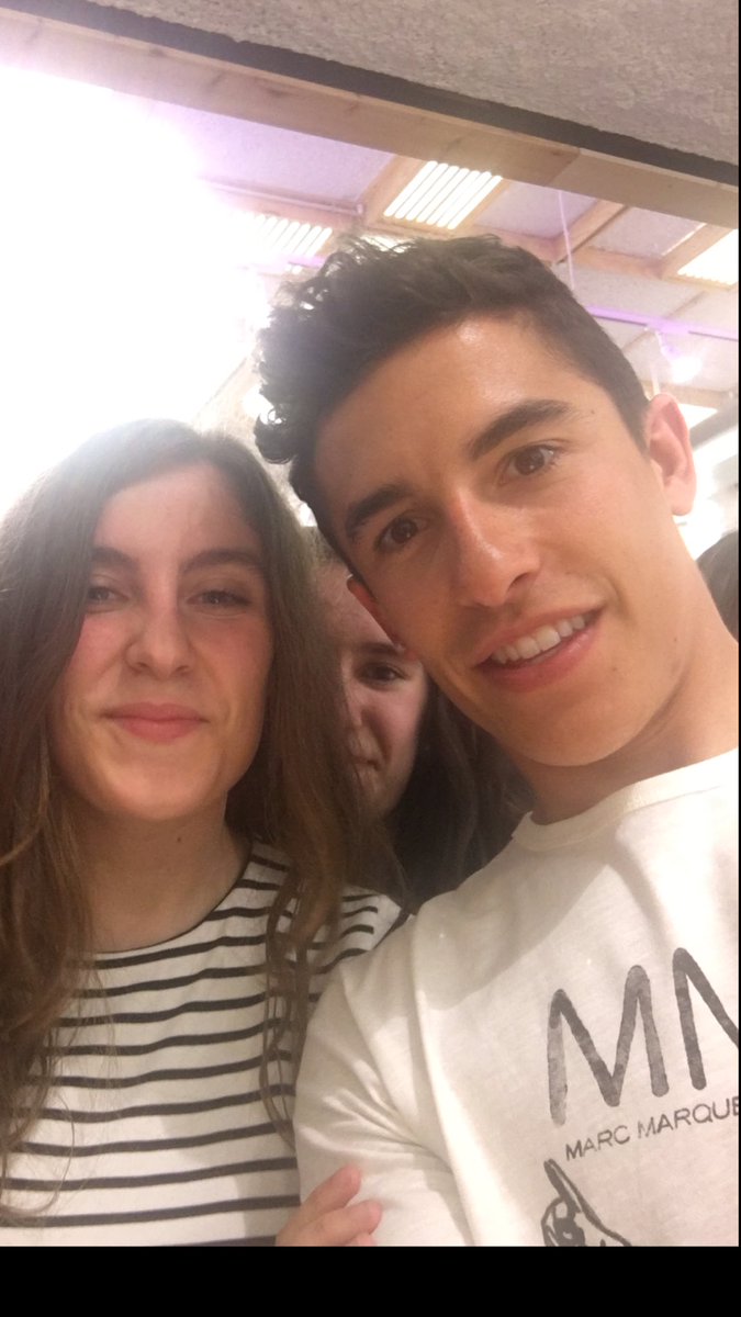 ElsaGarciaSanc1's tweet photo. INOLVIDABLE #mm93xpullandbear #MM93fanday #MM93 @ElJuanpaZurita @marcmarquez93 @alekspuertolas @paulabaenam ❤️❤️ https://t.co/XLvGQ8kgHm