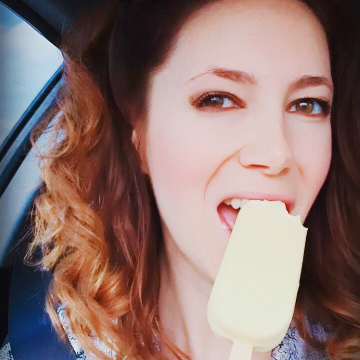 Sandralou's tweet photo. Craquage total assumé! 🤤🤤 #heuredugouter #gourmandise @Magnum_France #chocolatblanc #3hderoute 💪🏻💪🏻 https://t.co/8aklD9OmDS