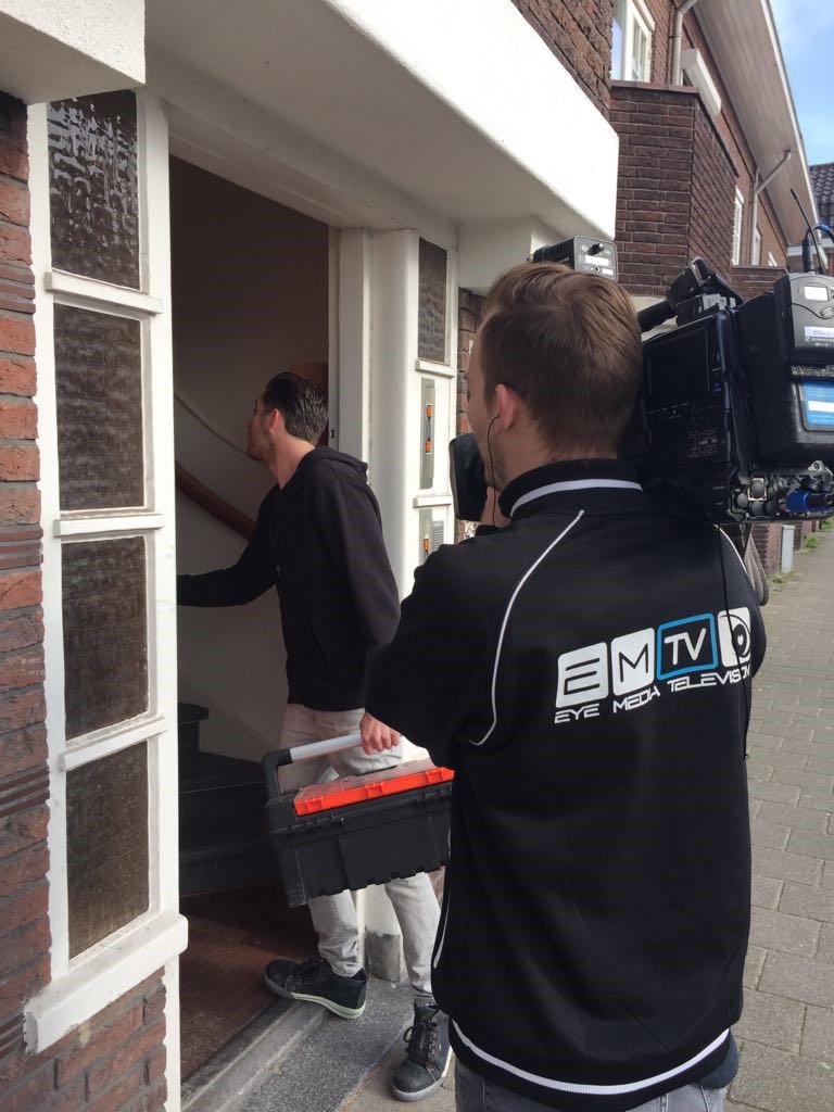 Onze cameraman Carlo volgt klusser Oscar bij kijkers van #Woontips. Kijk a.s. zaterdag om 16:00 uur naar #RTL4 voor het resultaat.  #EMTV
