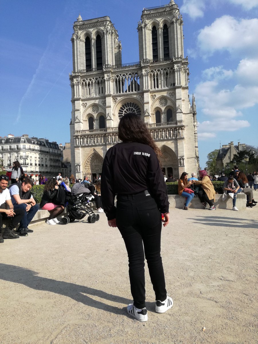 focusdua's tweet photo. Me in Paris with my #DuaMerch 🌹❤ https://t.co/F79CEV9V5d