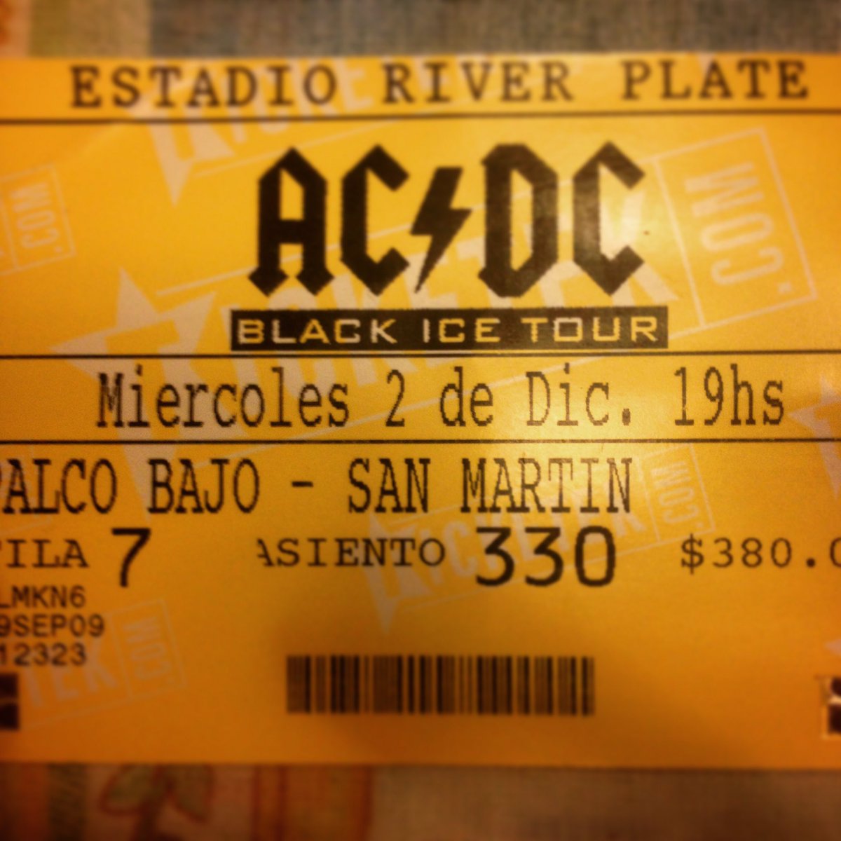 NicoDude's tweet photo. Un feliz cumpleaños a Angus Young!!! #AngusDay Se juntaran en la casa a morfar algo con los amigos de @acdc ? https://t.co/JPqZN3ZAKG