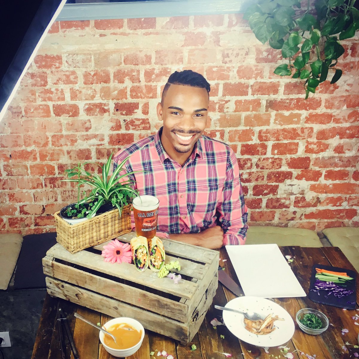 TapasTranslated's tweet image. He vuelto!!! Behind the scenes at @TheToastTavern grabando el nuevo wrap del mes! Se llama #LaKindra! Súper rico!!!