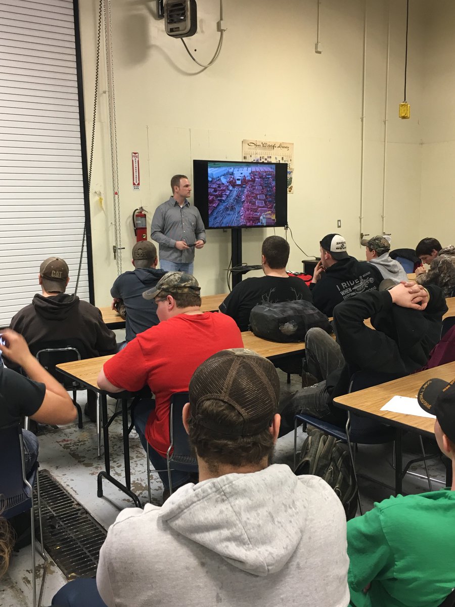 MidEastDistrict's tweet photo. Eric Faust spoke to #Diesel and #NaturalResourceConservation students today about potential job opportunities at #Halliburton https://t.co/KR9u9syV6e