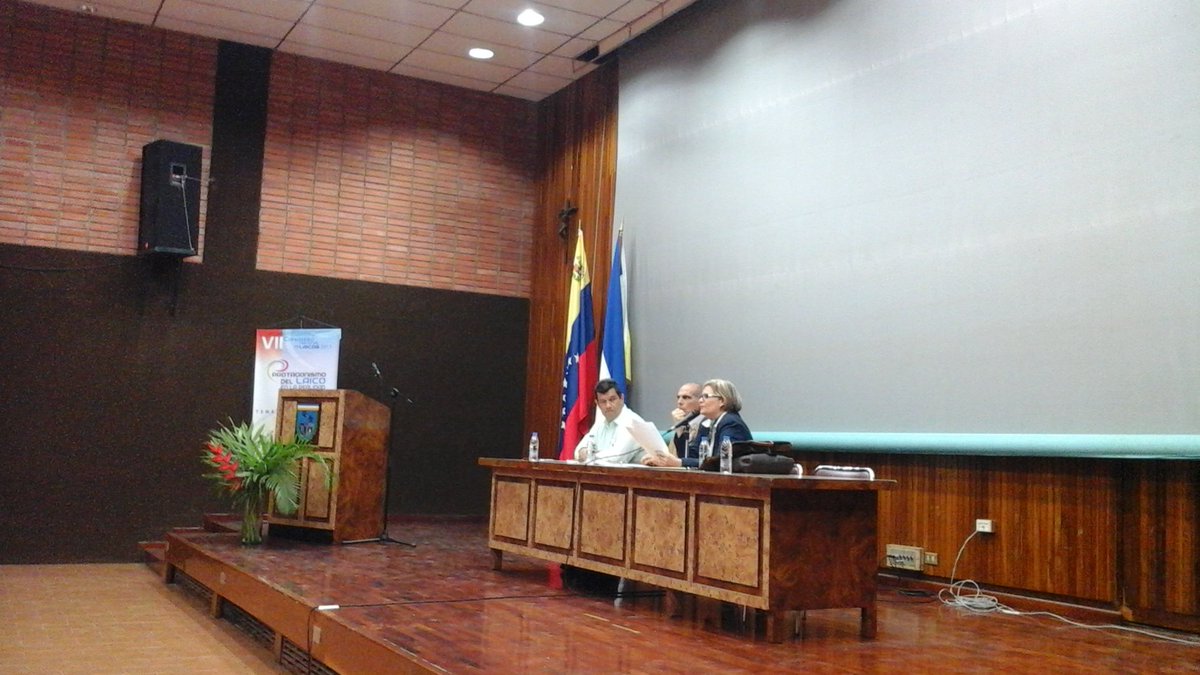 NoticiasRCL's tweet photo. "Tenemos más luces que oscuridades". Prof. María Teresa Urreiztieta en el Congreso Nacional de Laicos. @cnlvzla #cnl2017 https://t.co/3GI39fdNWV