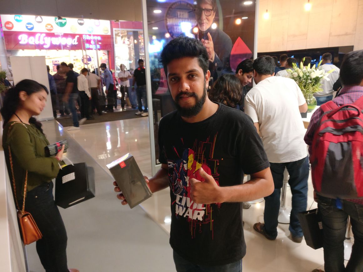 OnePlus_IN's tweet photo. One more happy customer walks away with his #OnePlus3T Midnight Black. Have you gotten yours yet? If not, drop by the #OnePlusExpStore now! https://t.co/uVqO3Sxqdc