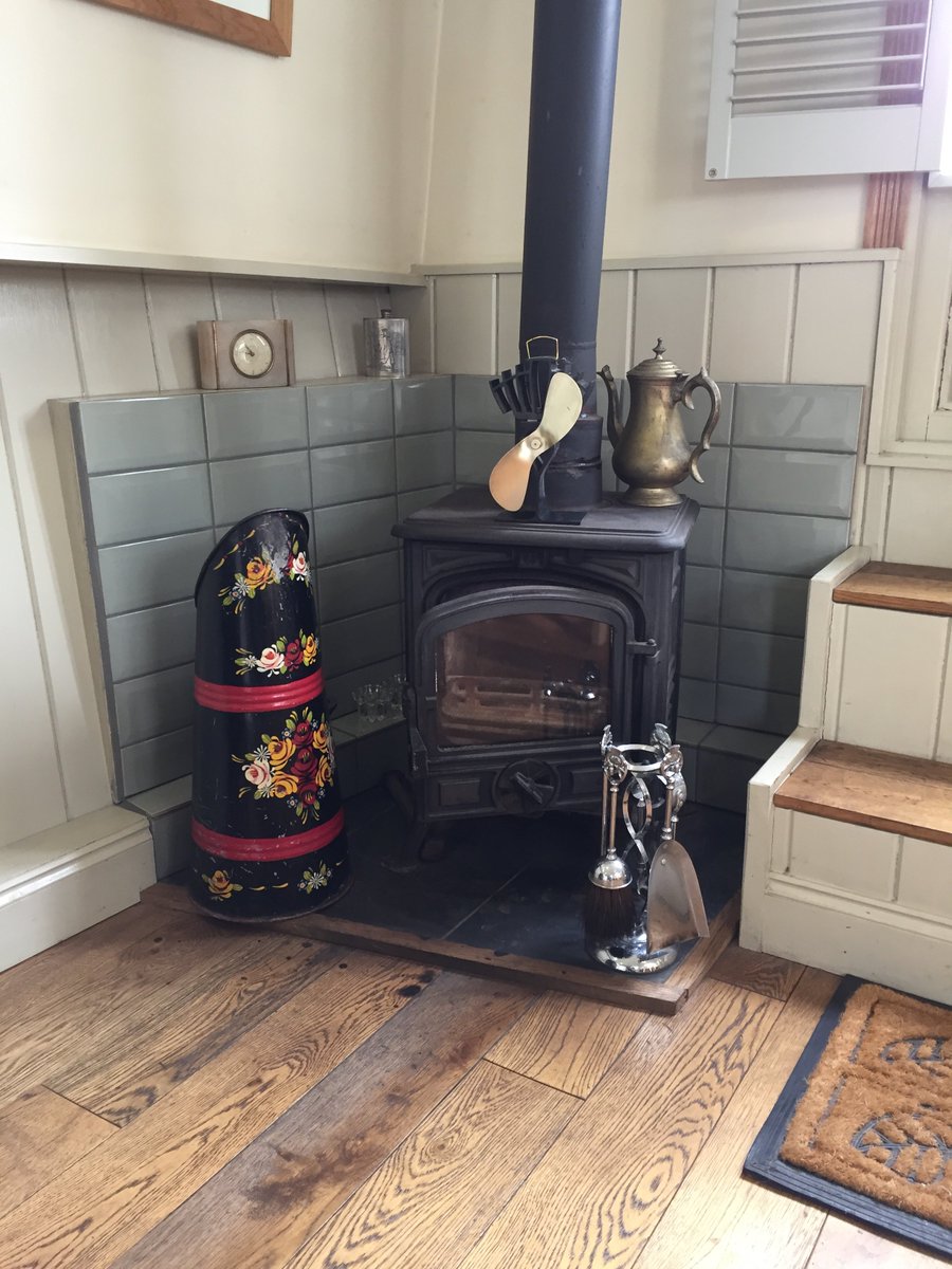 Wide beam The Fighting Temeraire  for sale a stunning boat. A studio flat on the water moored in London. bit.ly/2nrp03A