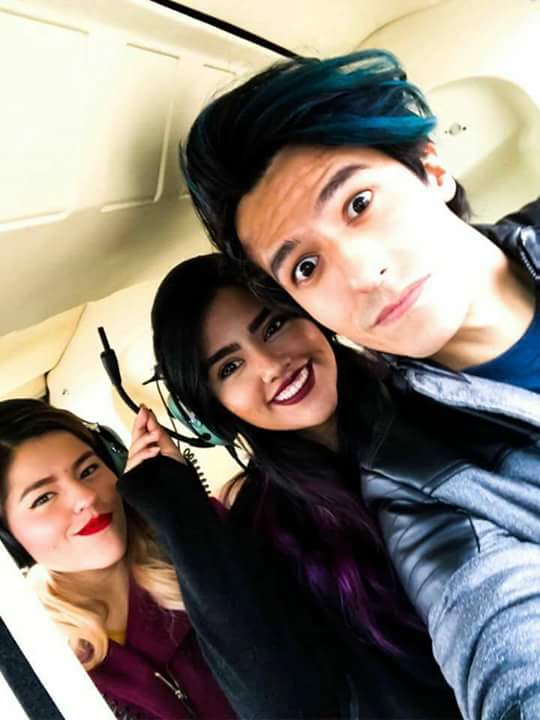polinesia131's tweet photo. Los amo Polinesia sobretodo a ti karen https://t.co/JAZJl1aAWL